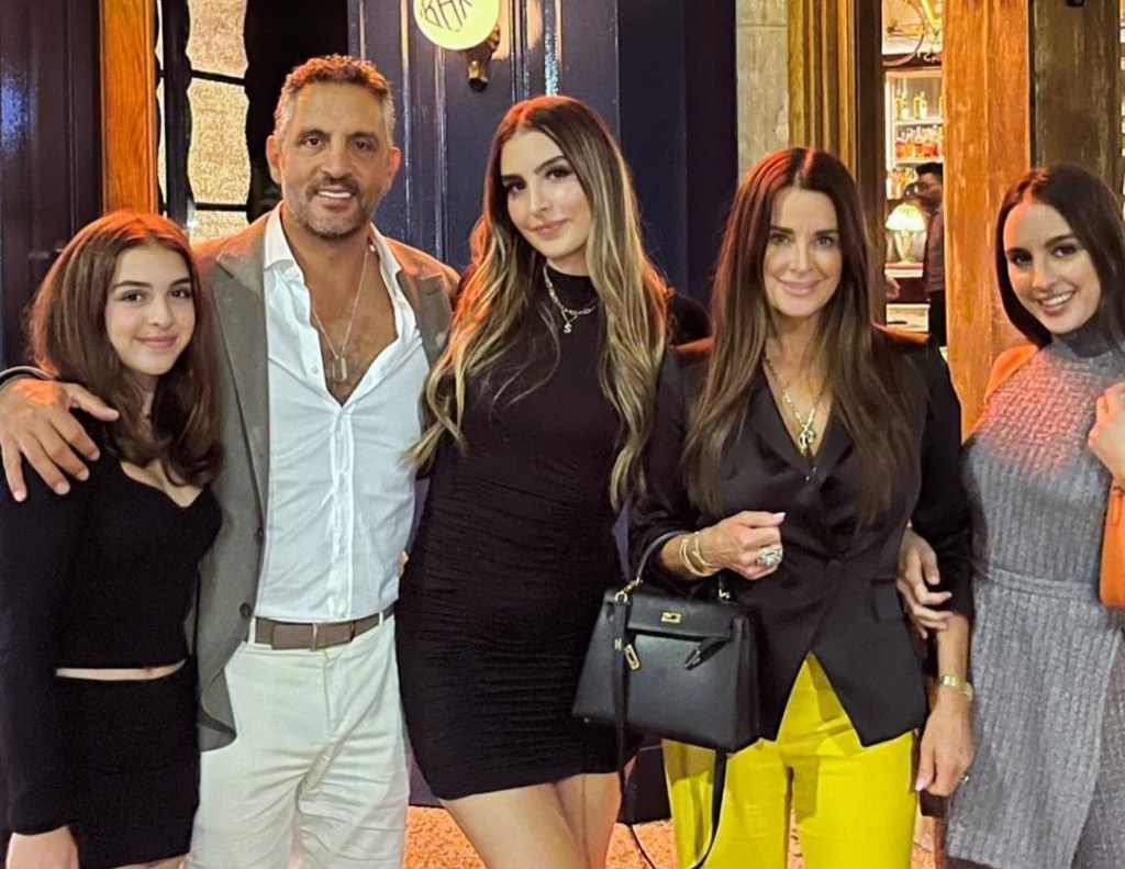 Kyle Richards and Mauricio Umansky with their daughters