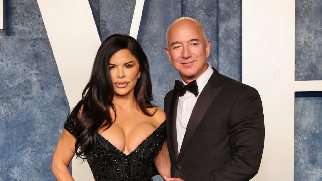 Jeff Bezos (R) and Lauren Sánchez attend the 2023 Vanity Fair Oscar Party Hosted By Radhika Jones at Wallis Annenberg Center for the Performing Arts on March 12, 2023 in Beverly Hills, California